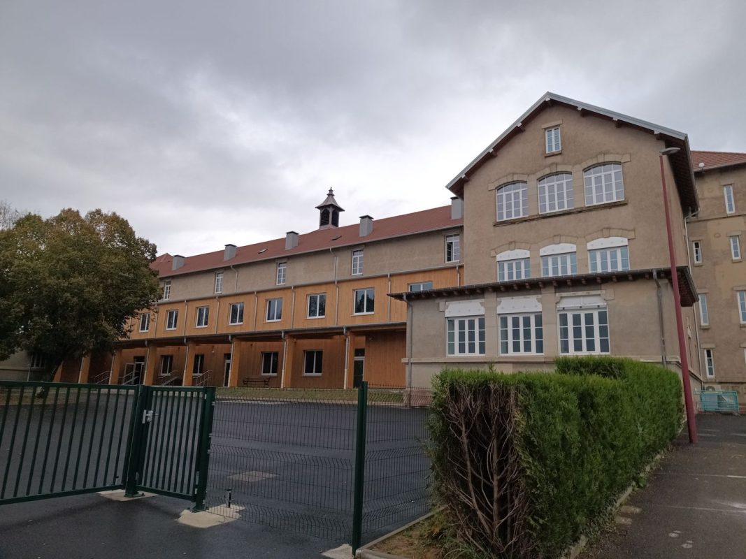 L'arriére de l'école : une nouvelle extension dans ce qui était la cours et le préau