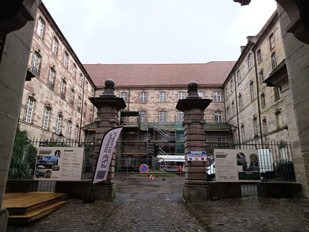 Une cours de l'Abbaye de Luxeuil : aucun souvenir, mais chouette petit magasin