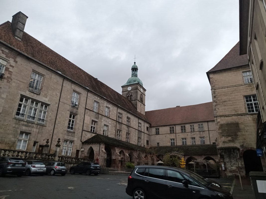 Le cloitre avec son chemin couvert et le clocher