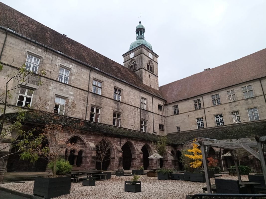 Le cloitre avec son chemin couvert et le clocher