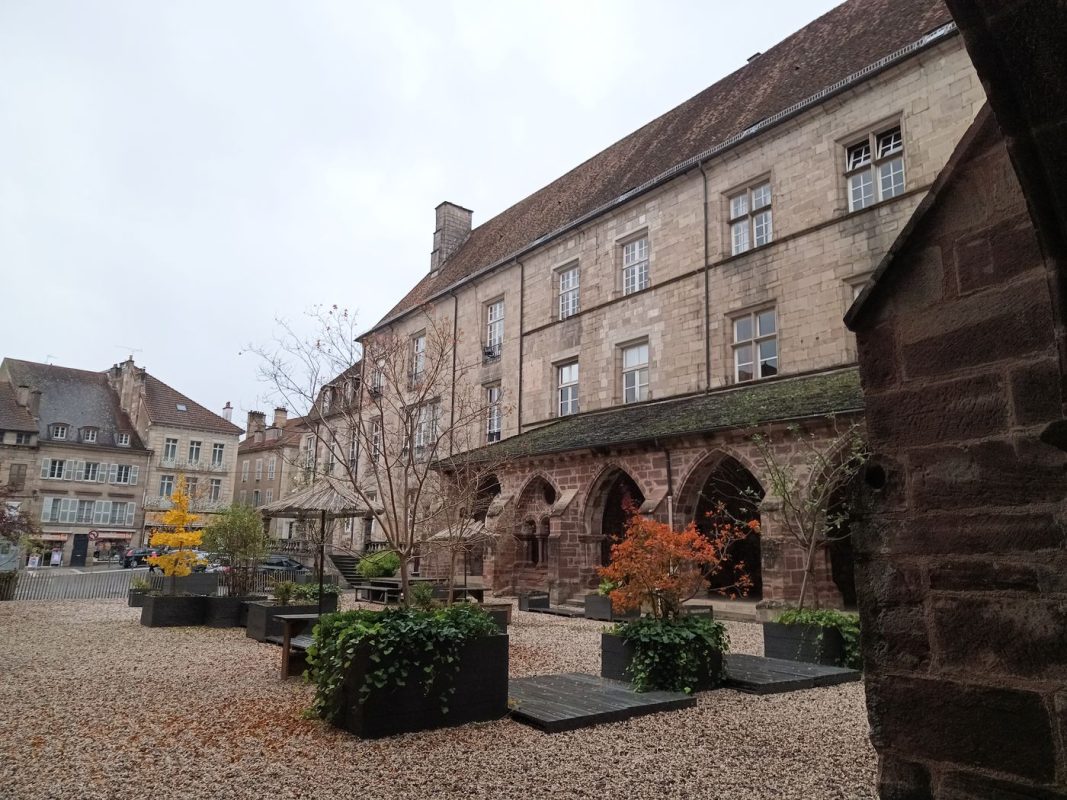 Vue par le fond du cloitre