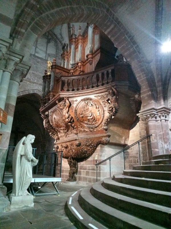 Ha, cet orgue porté par un homme sculpté dans du bois !
