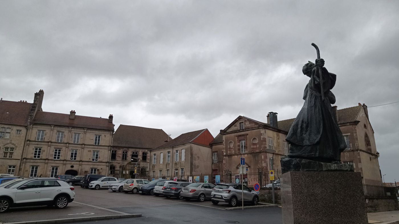 Au fond en ruine, je crois que c'était le collège de Gaëlle