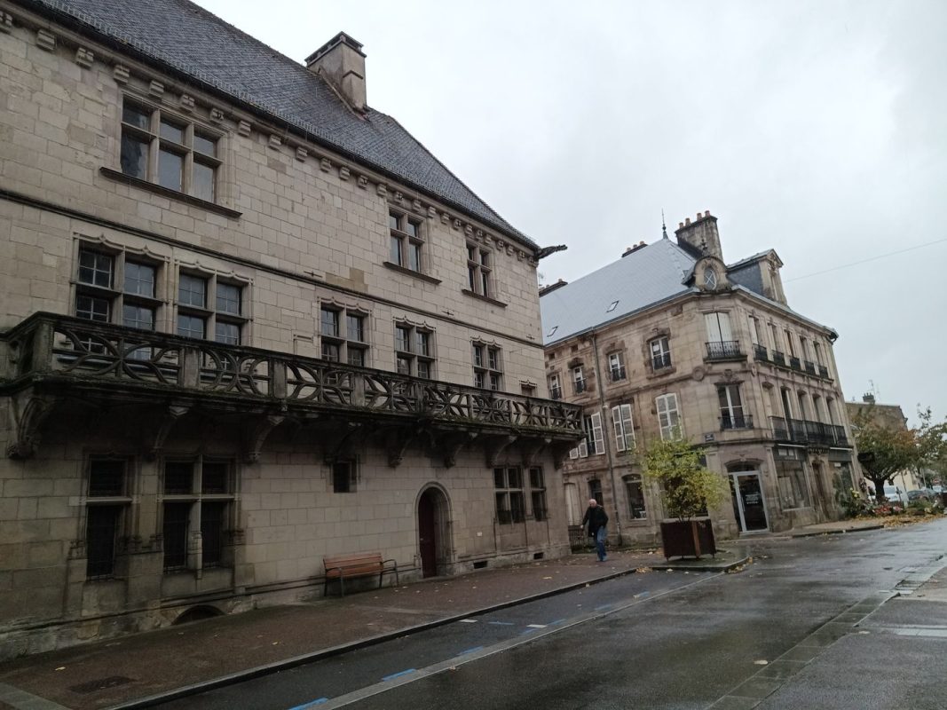 Les balcons en pierre et en fer forgés