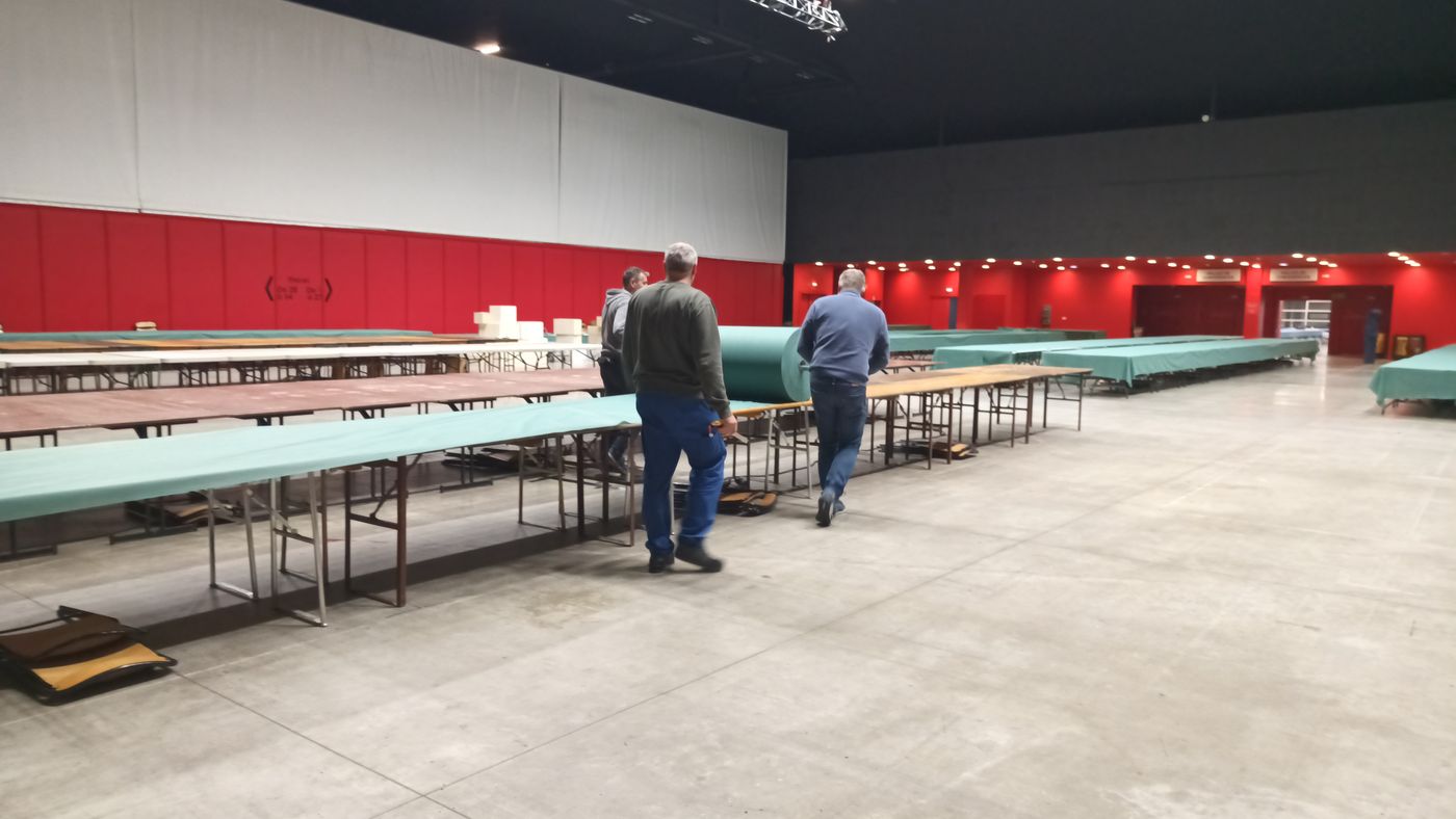 Pose des nappe en rouleaux dans la grande salle