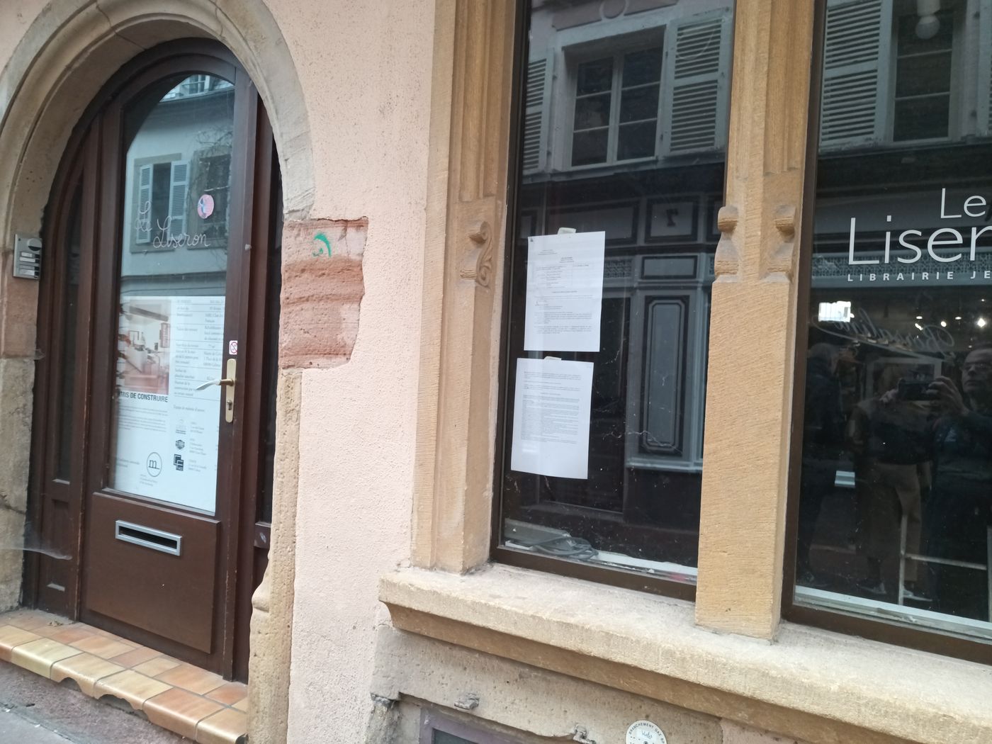 Partout il y a des pierres ou des détails sr les bâtiments