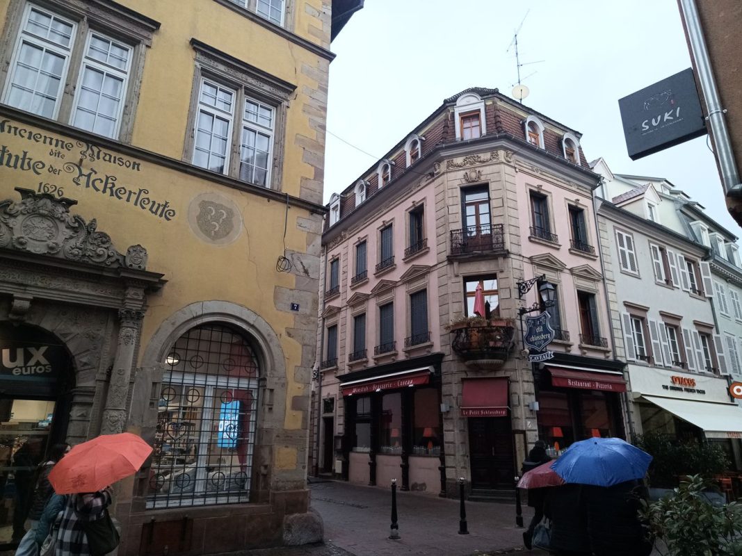 2 façons de faire un coin de maison, mais toujours en pierres