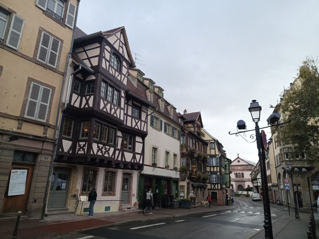 Les façades ne sont pas toutes droites, il y a des avancées et des encorbellements.