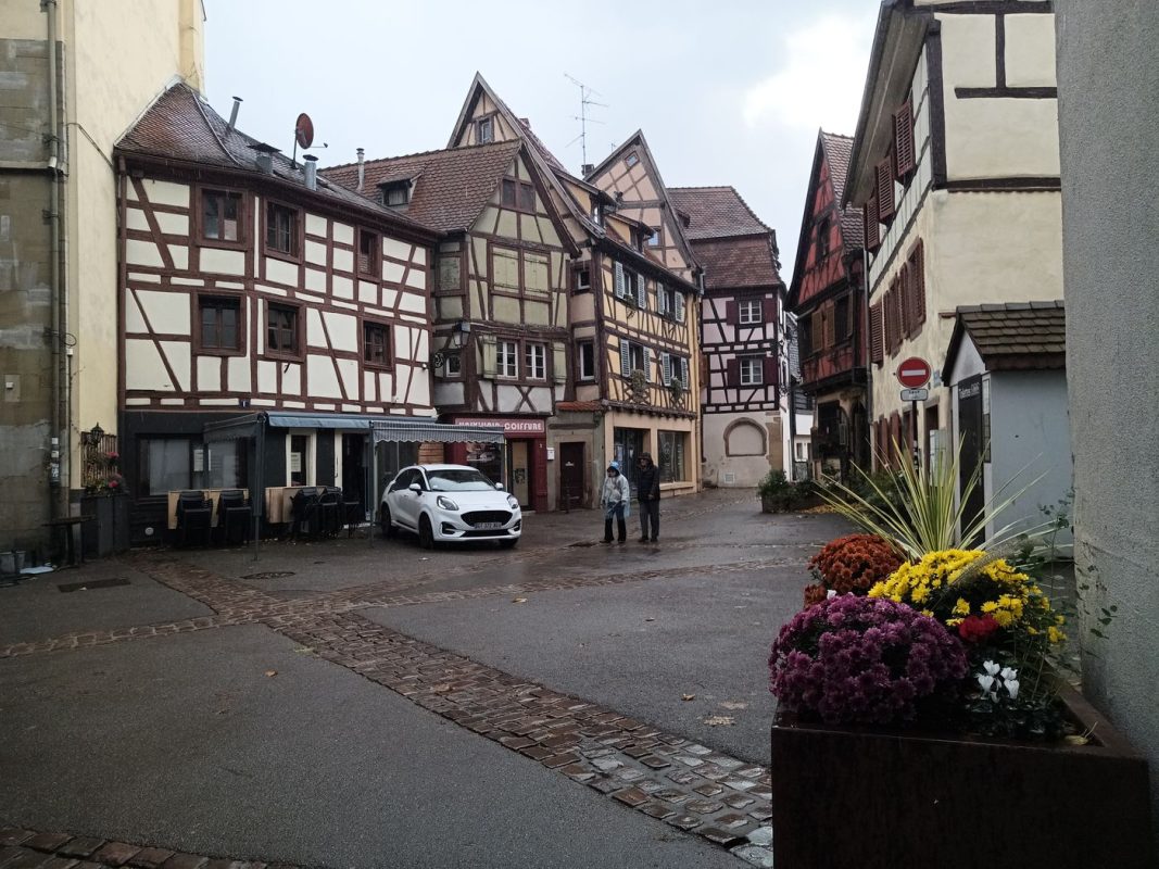 Je n'avais pas fait gaffe que les toitures semblent toutes de travers !