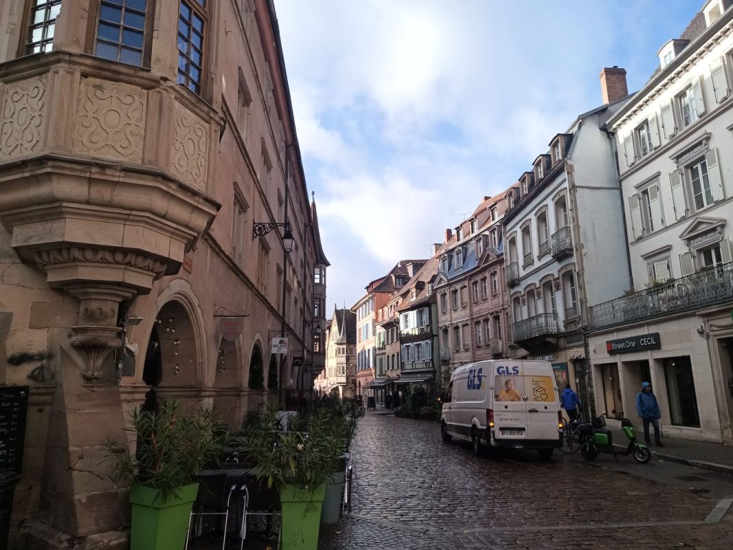 Je ne sais pas ce que j'ai voulu prendre : les pierres gravé, ou les chouette rue