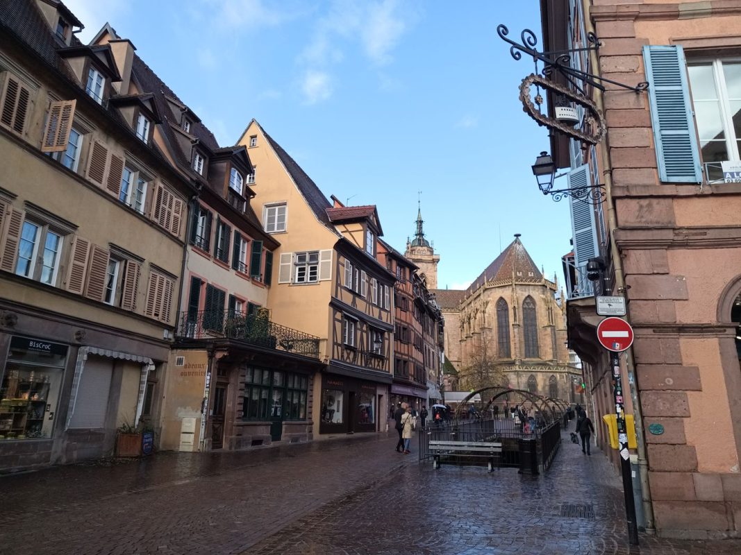 Grand rue. Sous les arceaux, c'est un cours d'eaux souterrain qui ressort