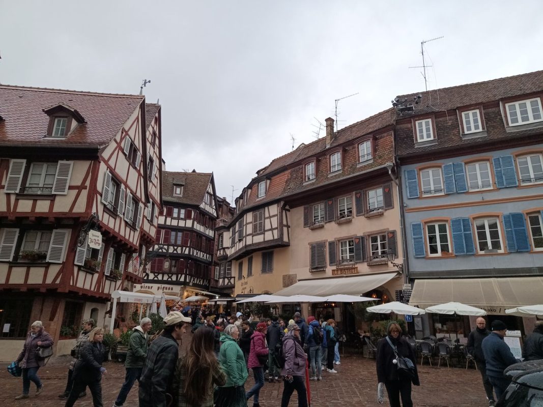 Place du
vieux Marché
aux Fruits, balcon bleu, toiture en tuiles ronde, beaucoup de touristes...