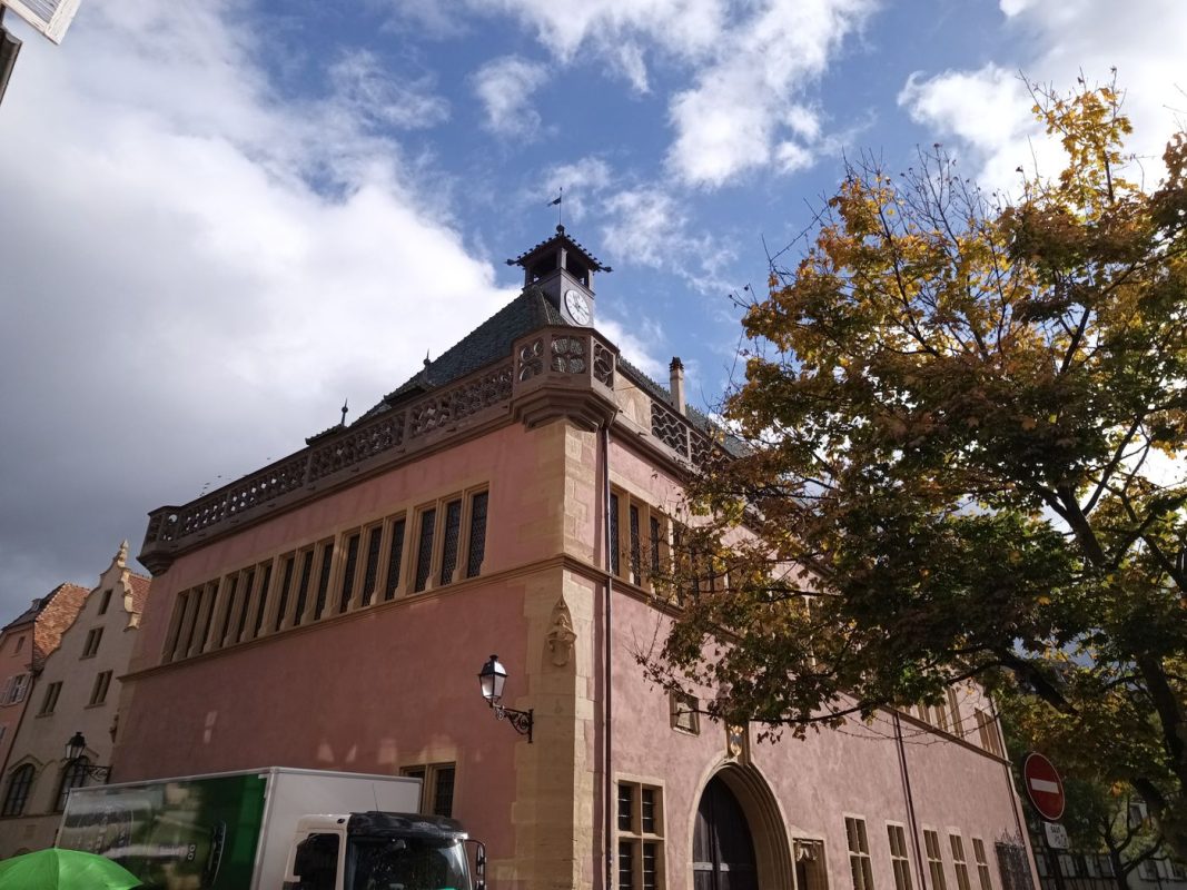 Le bâtiment à coté de la douane où se tiens un marché d'artisanat.