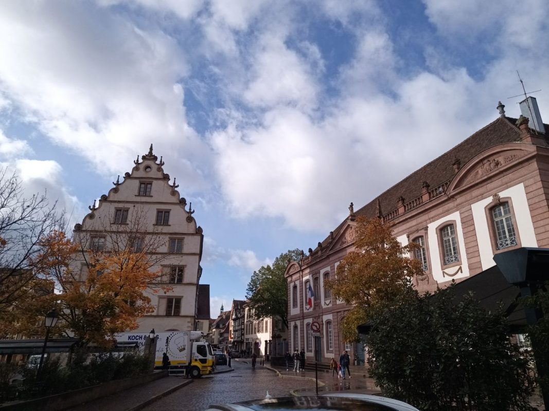Encore des façades richement décorées
