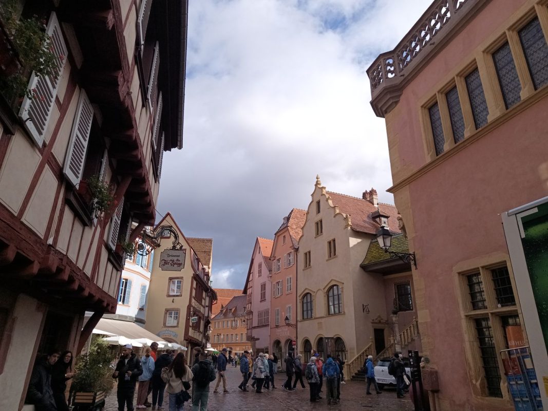 Encore des façades richement décorées