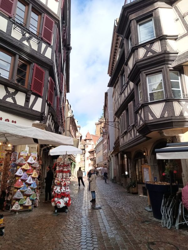 Rue étroite et boutiques