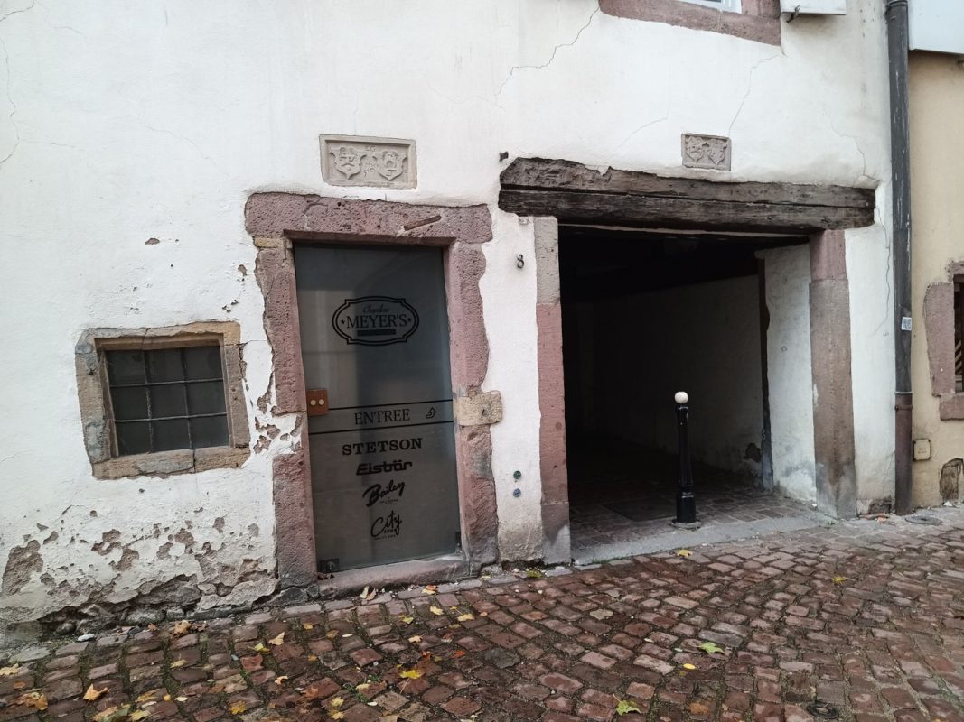 Porte décoré donnant sur un passage couvert