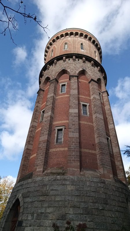 Imposant ce château d'eau