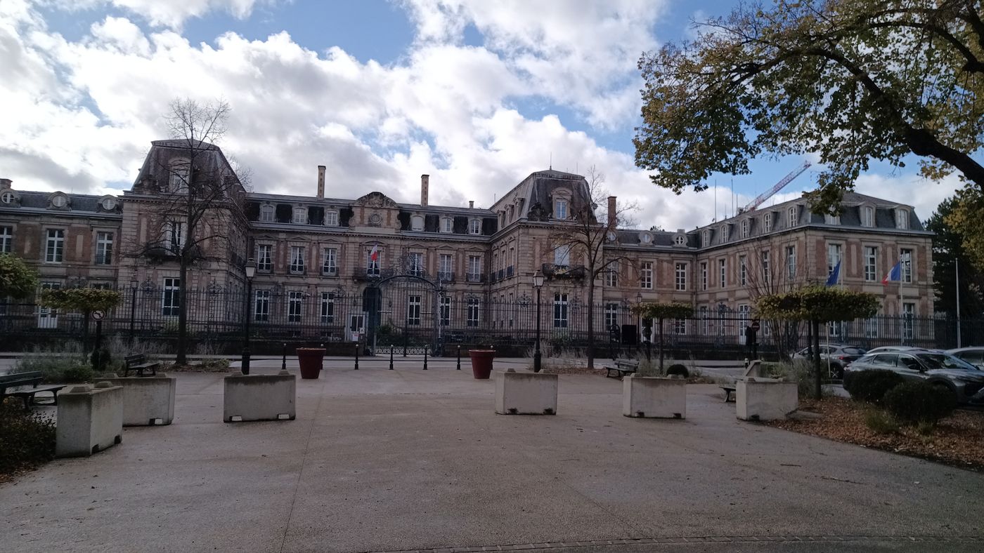 La Préfecture vue du Champ de Mars