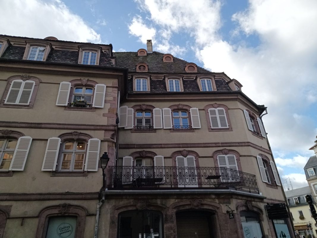 Rigolo ces lucarne rampante sur le toit