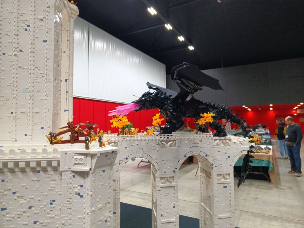 Détail du dragon, des murs, des sculptures...