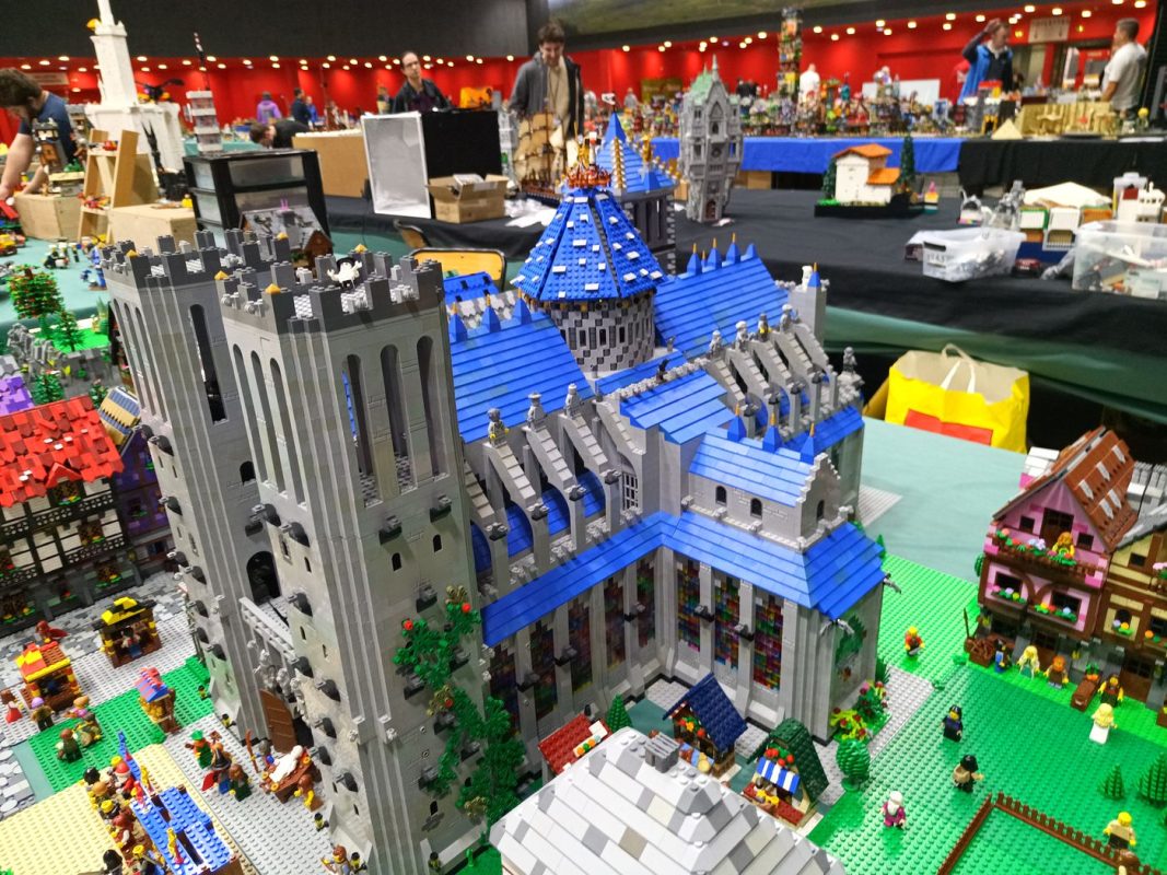 Eglise (elle parait bien minuscule ma Chapelle à coté)