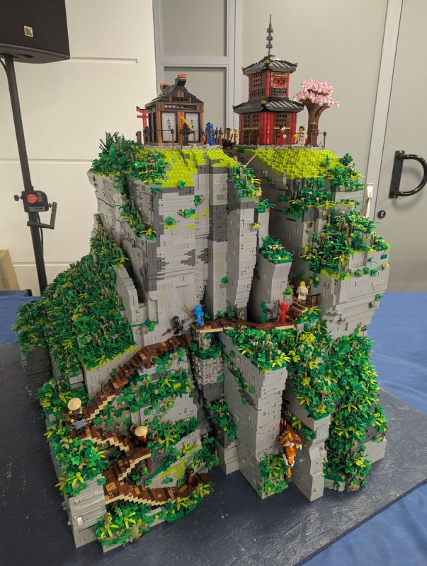 Une superbe montagne sur le thème ninja et Japon. Plein de faille et d'escalier, j'adore