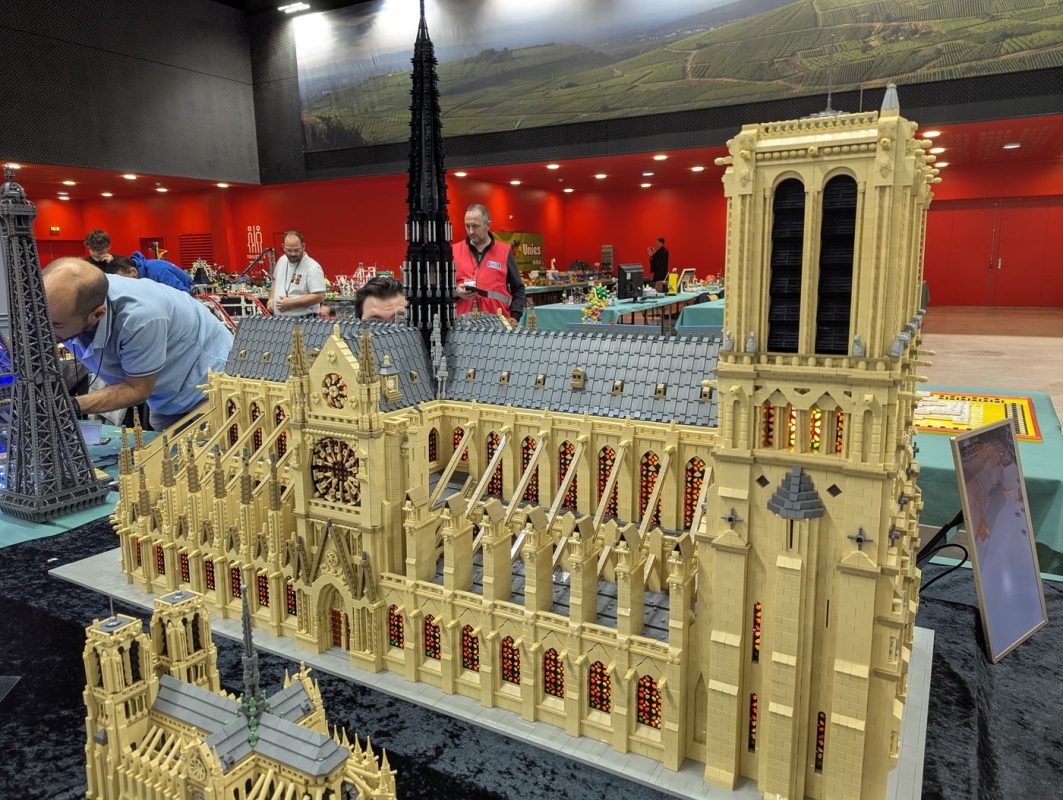 Notre dame de Paris avec les vitraux illuminés
