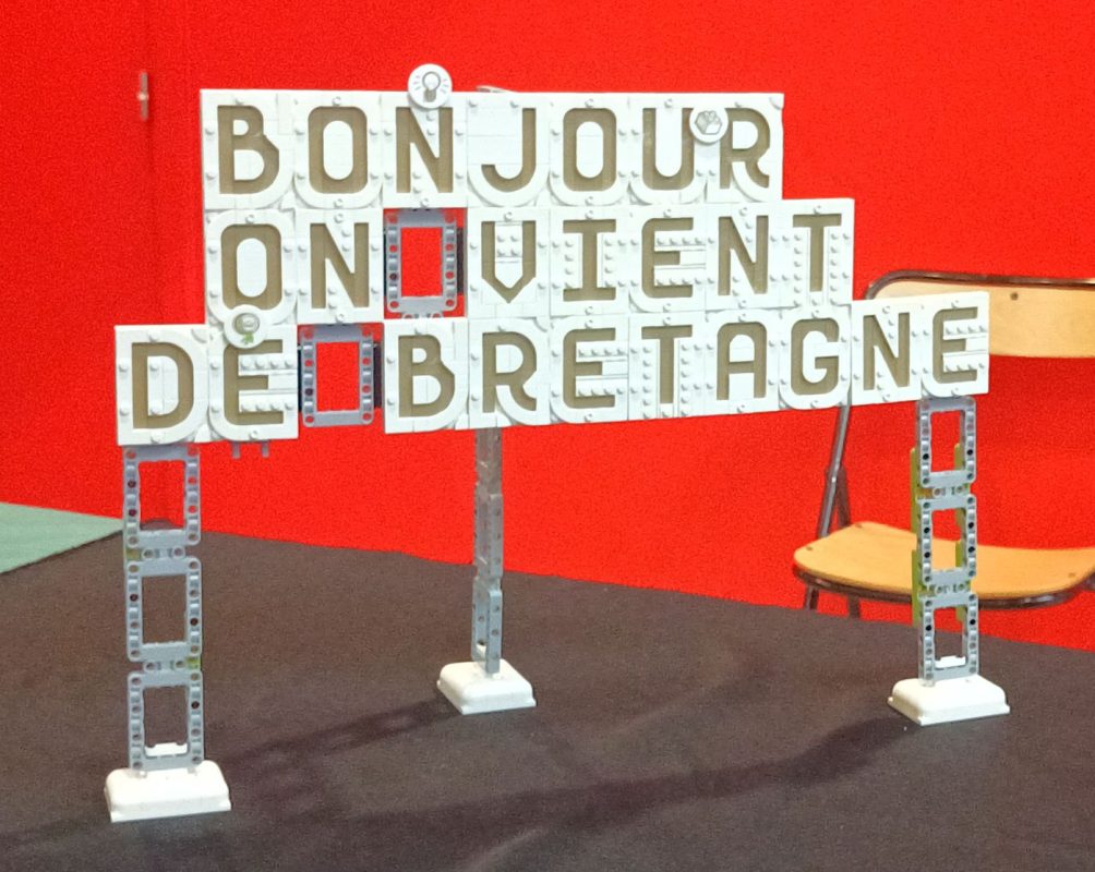 Construction du set 41839 sur place, message 'Bonjour, On vient de Bretagne'