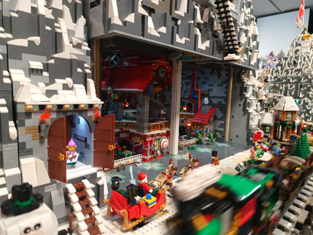 Surprise : la montagne s'ouvre avec l'atelier de fabrication des jouets