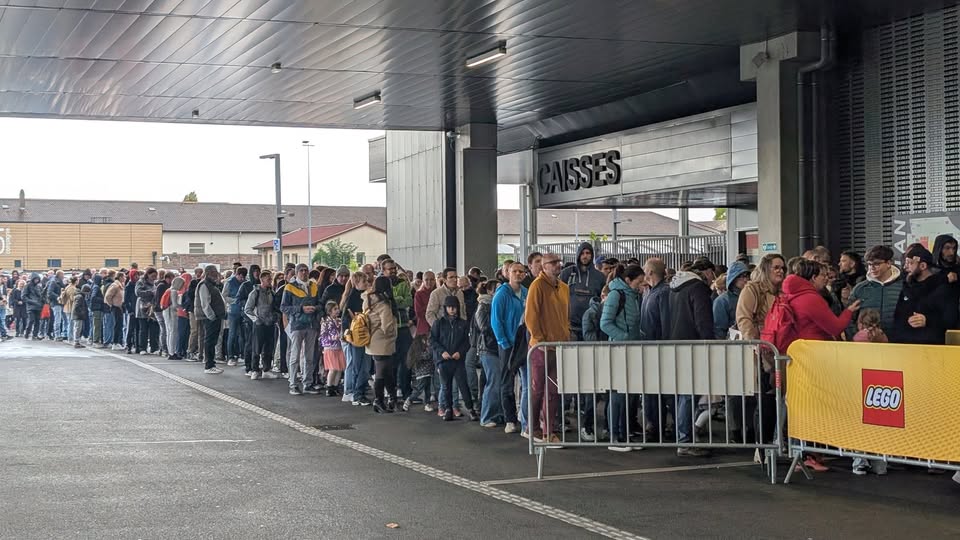 La fille d'attente pour entrer