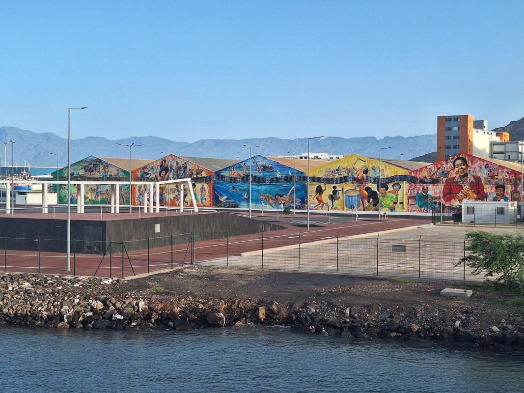 La jolie fresque en façade du terminal pour les bateaux de croisière.
