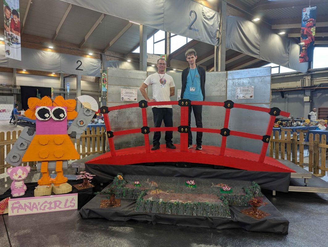 Bertrand et Loic, la délégation BrickOuest sur le pont grandeur nature thème Japon