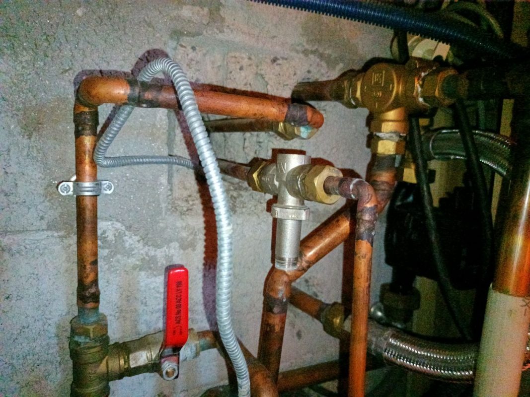 La pièce à remplacer, difficile de passer une clé pour démonter...