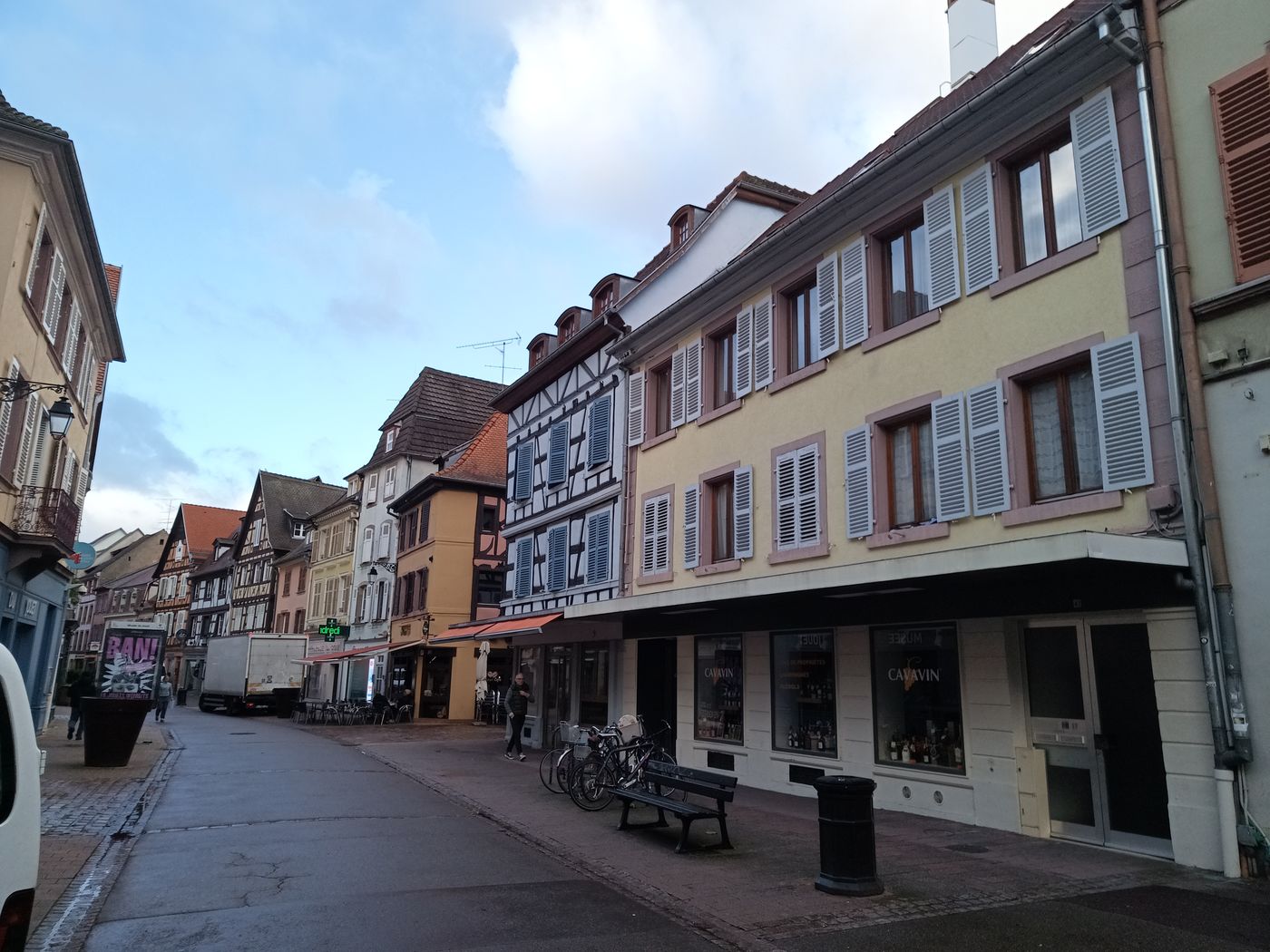 Premières maisons en approchant du centre