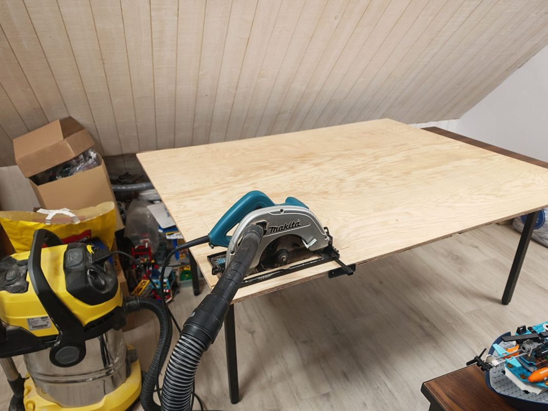 Découpe des planches à la taille exacte des tenons Lego