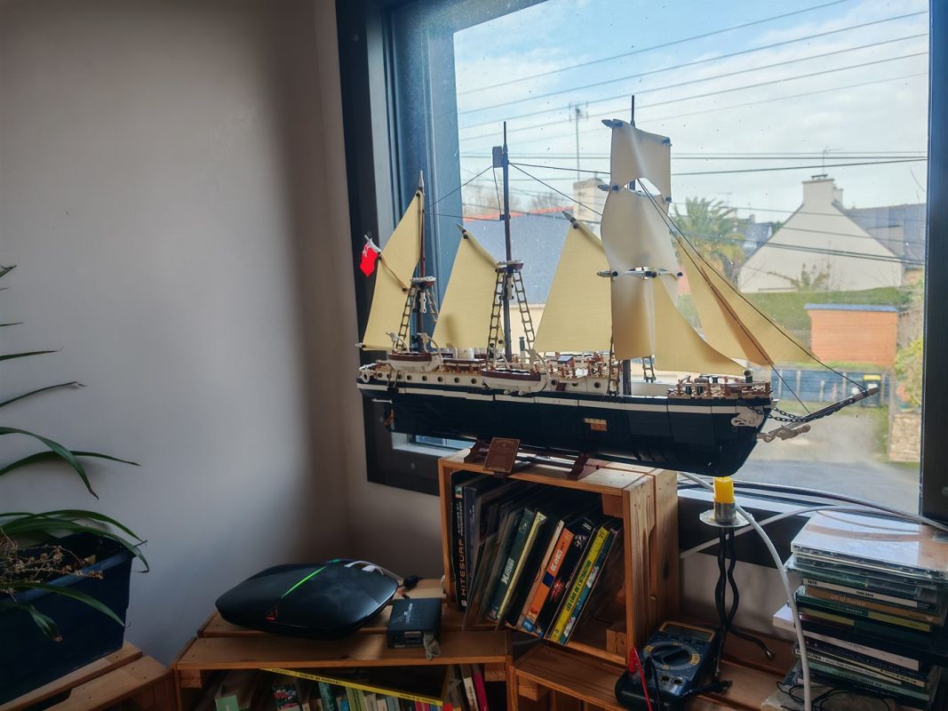 La nouvelle place du routeur et borne Wifi, prés de l'Endurance en Lego