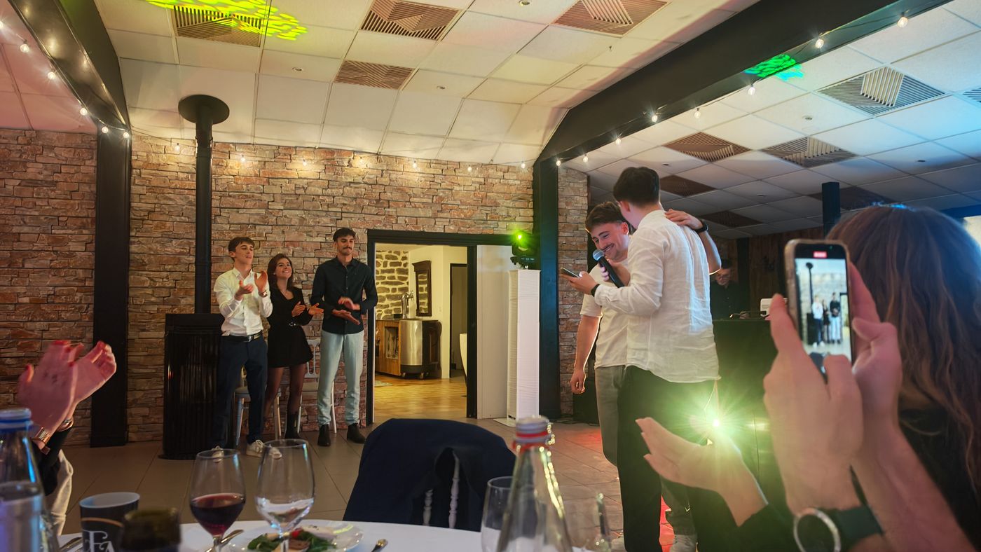 Karaoké des 2 petits nouveaux de l'année, sous l'œil de ceux de l'année précédente