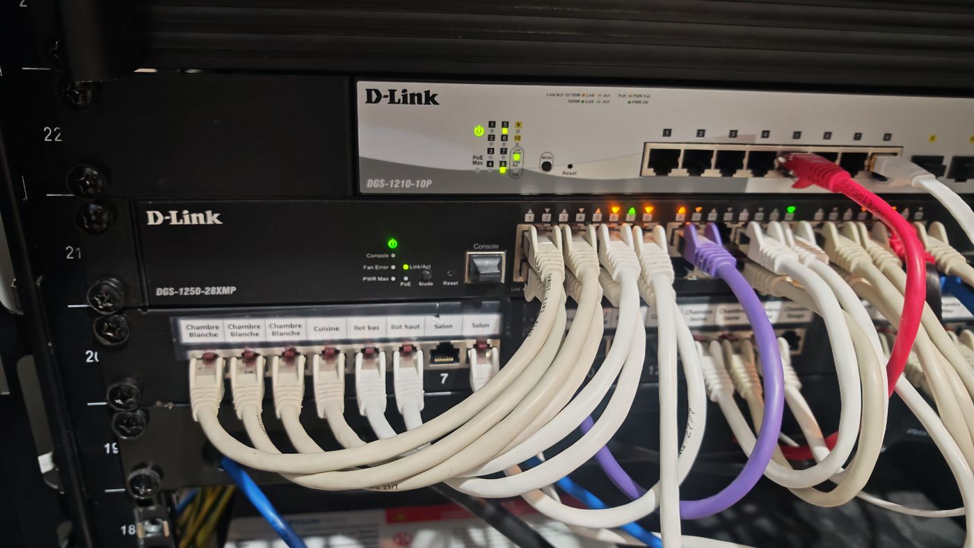 Détail du rack informatique avec le nouveau Switch managable avec l'alimentation sauvegardé en DC