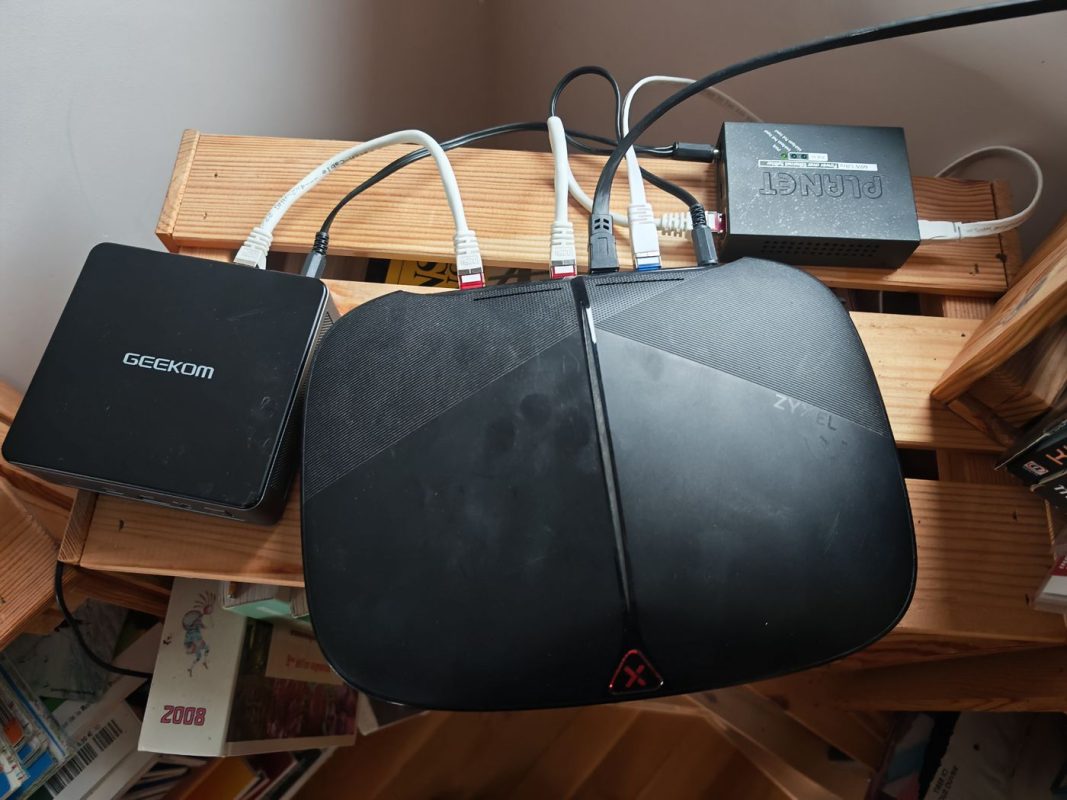 Essais d'alimentation PoE par un seul Splitter du routeur et du PC serveur : ca passe pas.