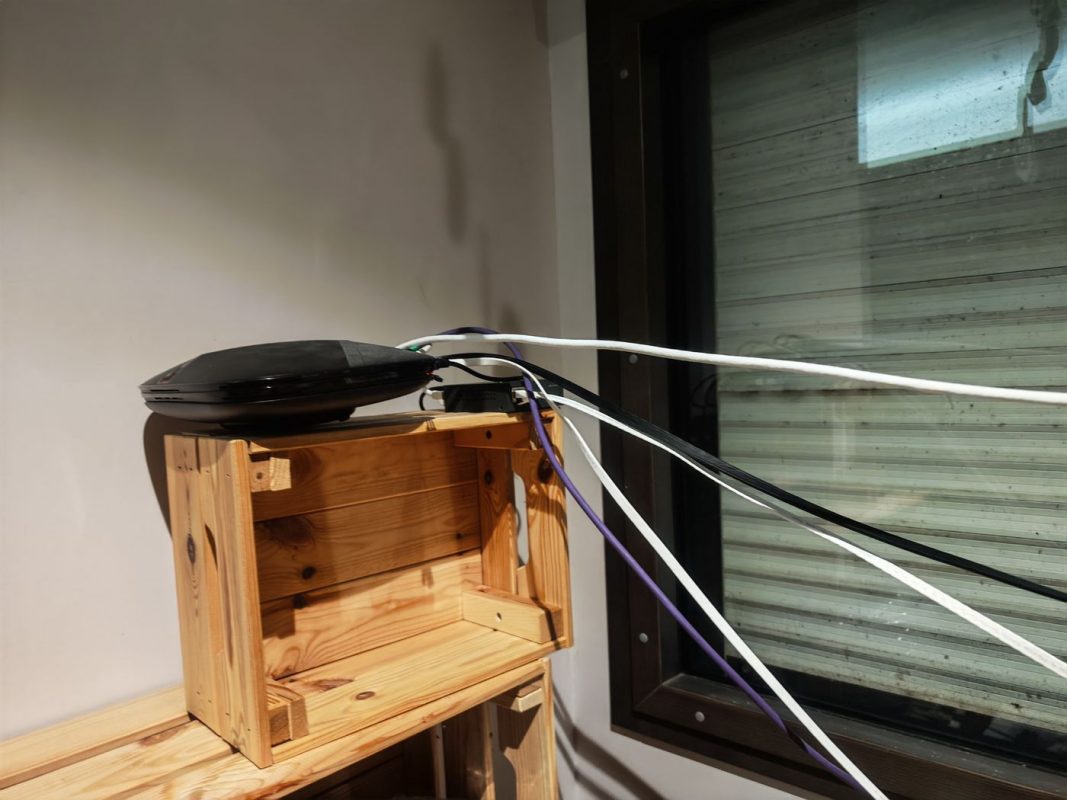 Il faudra finir la petite bibliothèque du corridor pour poser le routeur en haut.