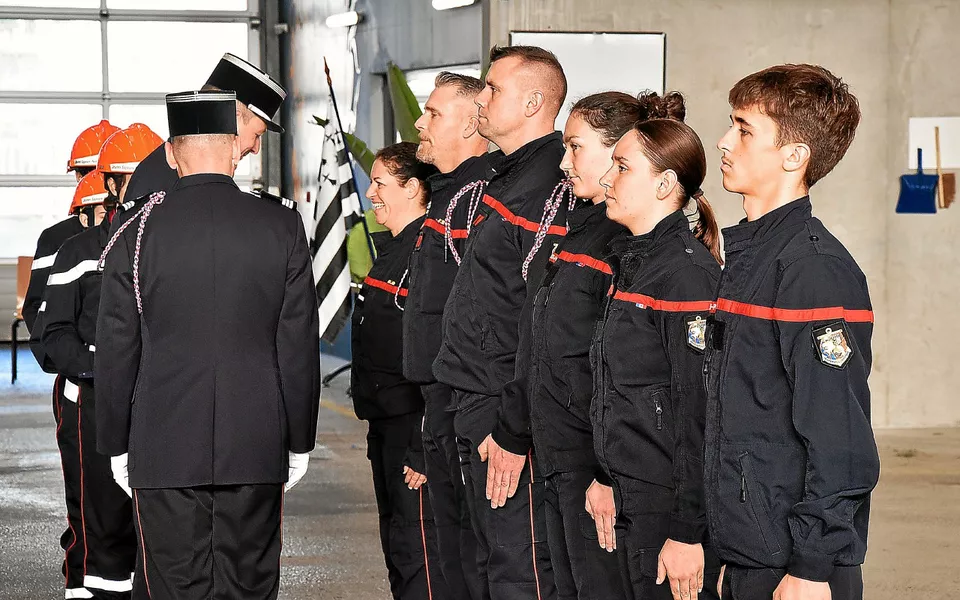 Au centre de secours de Concarneau, Laetitia Le Pennec passe adjudante-cheffe, Pierre Boulet sergent et Xavier Defresne caporal-chef. Angèle Gourvest, Maëva Scouarnec et Evan Jeffroy sont nommés sapeurs de première classe. (Le Télégramme/Olivier Desveaux)