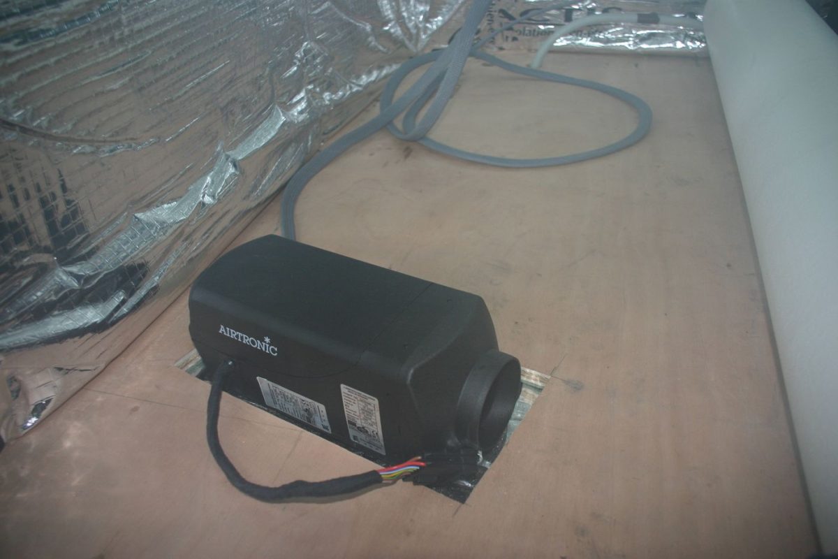 11/12/06 : Le chauffage à Gazoil avec les premier trous pour le pots d'échappement