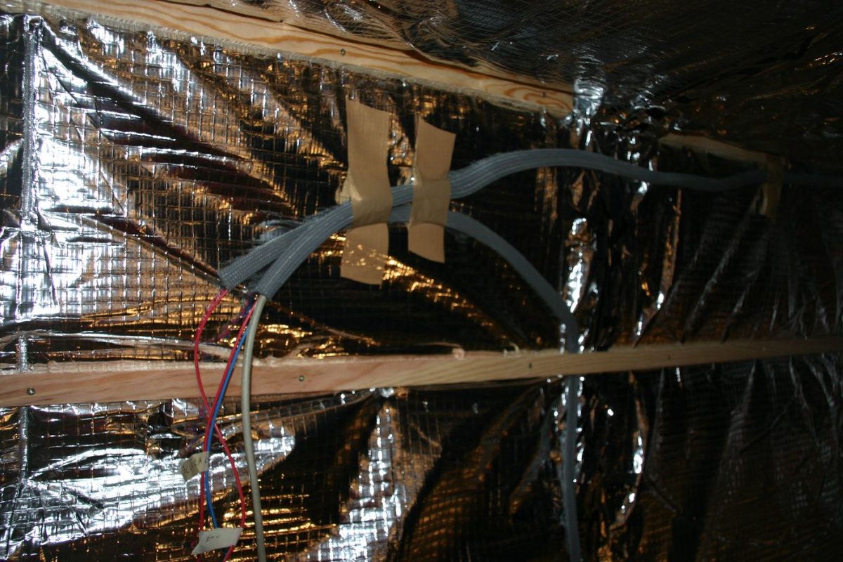 Début des câbles électriques sous l'habillage