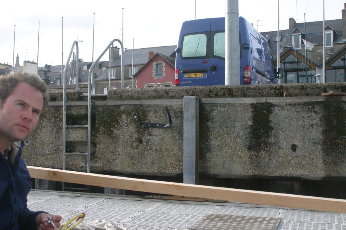 23/03/08 : Le fourgon face à mon bateau à Tréboul