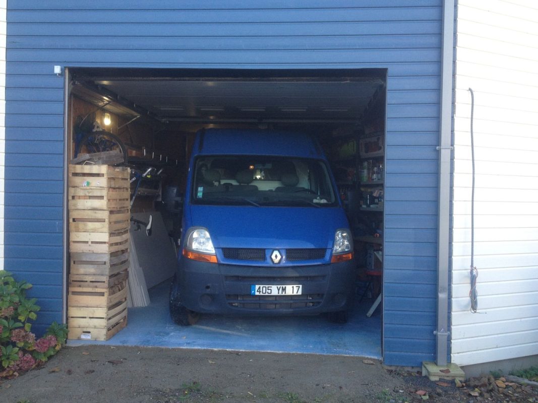 12/11/14 : Prêt pour une saison aux Antilles, le fourgon au chaud dans le garage. J'avais quand même dessiné la maison autour du fougon au début, ce qui amusait beaucoup ma tante.