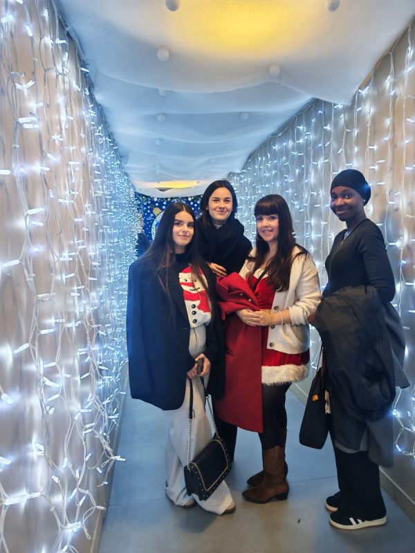 Les filles dans le couloir de neige