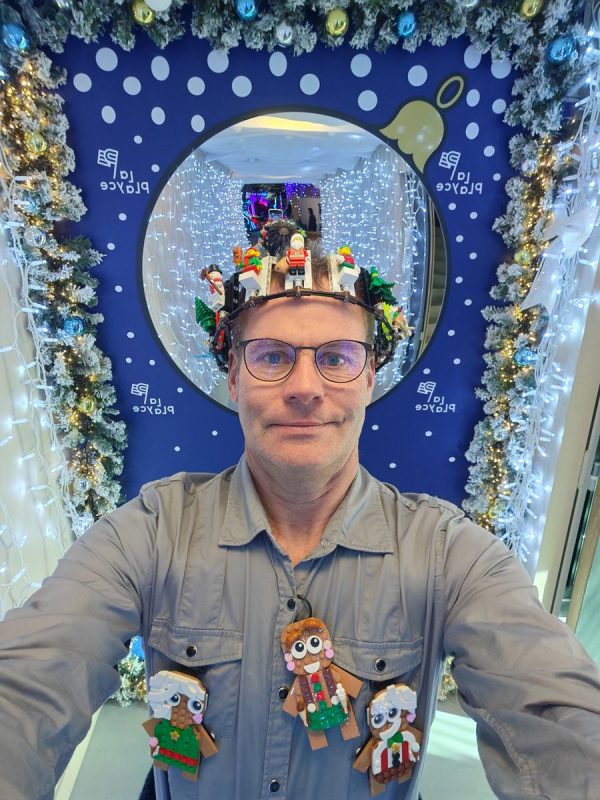 Bertrand et sa couronne dans le couloir blanc