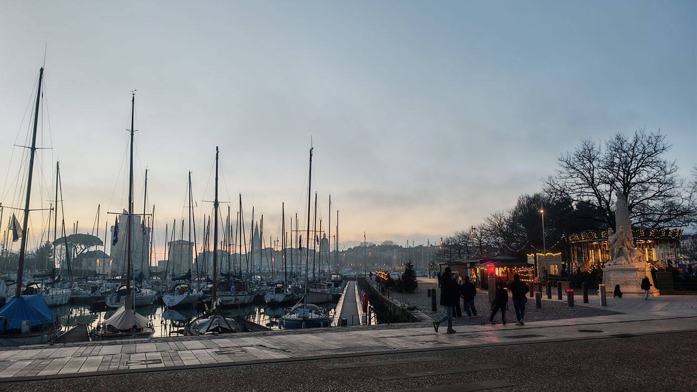 Tiens, des montagnes au fonds !