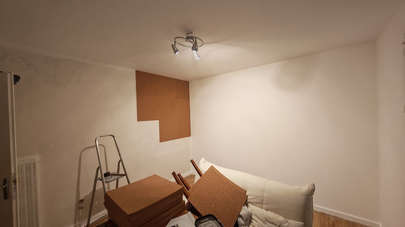 La peinture est fini, pose de liège sur un mur (isolation phonique)